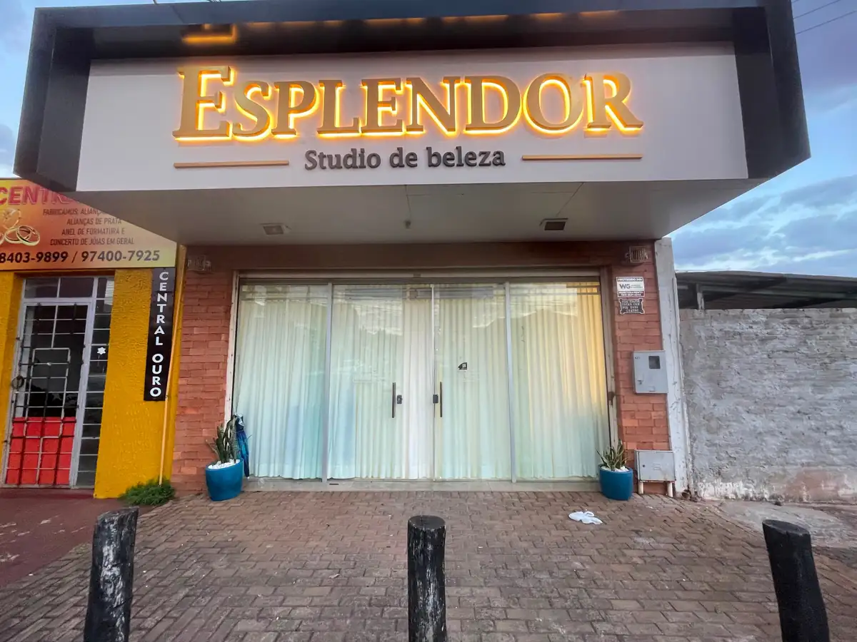 Fachada do Esplendor Studio de Beleza com a placa dourada iluminada